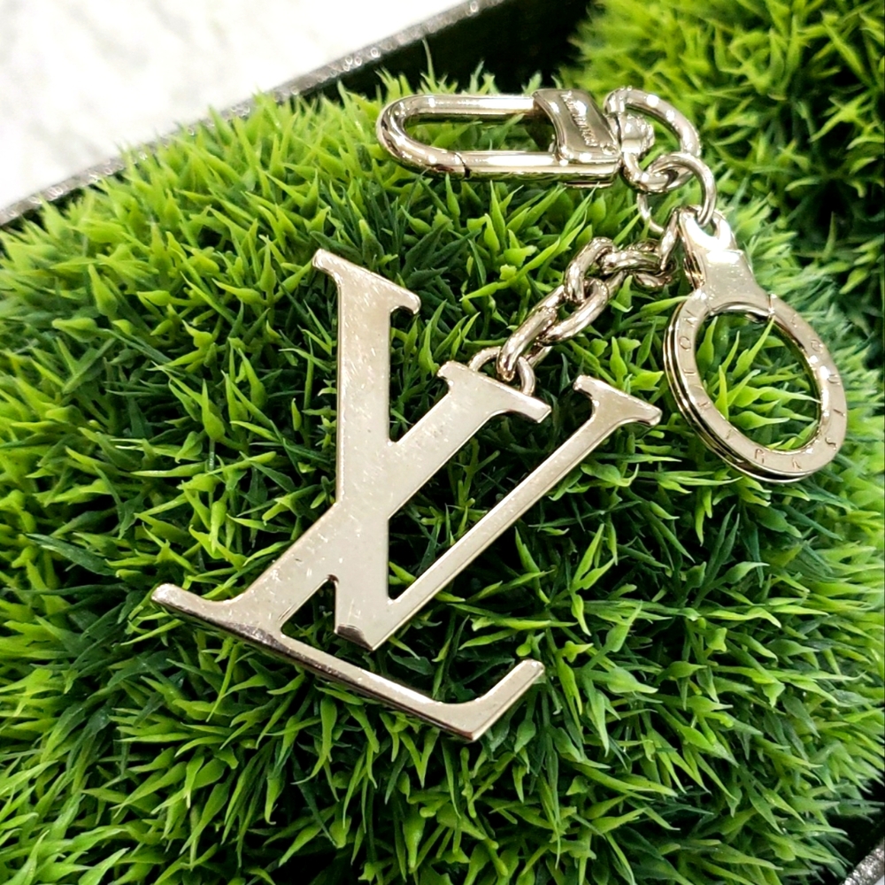 100% Authentic!! Silver Louis Vuitton LV Keychain